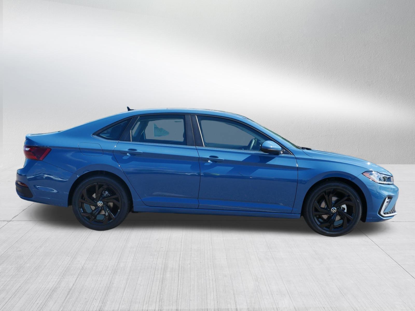 2025 Volkswagen Jetta SE photo 2