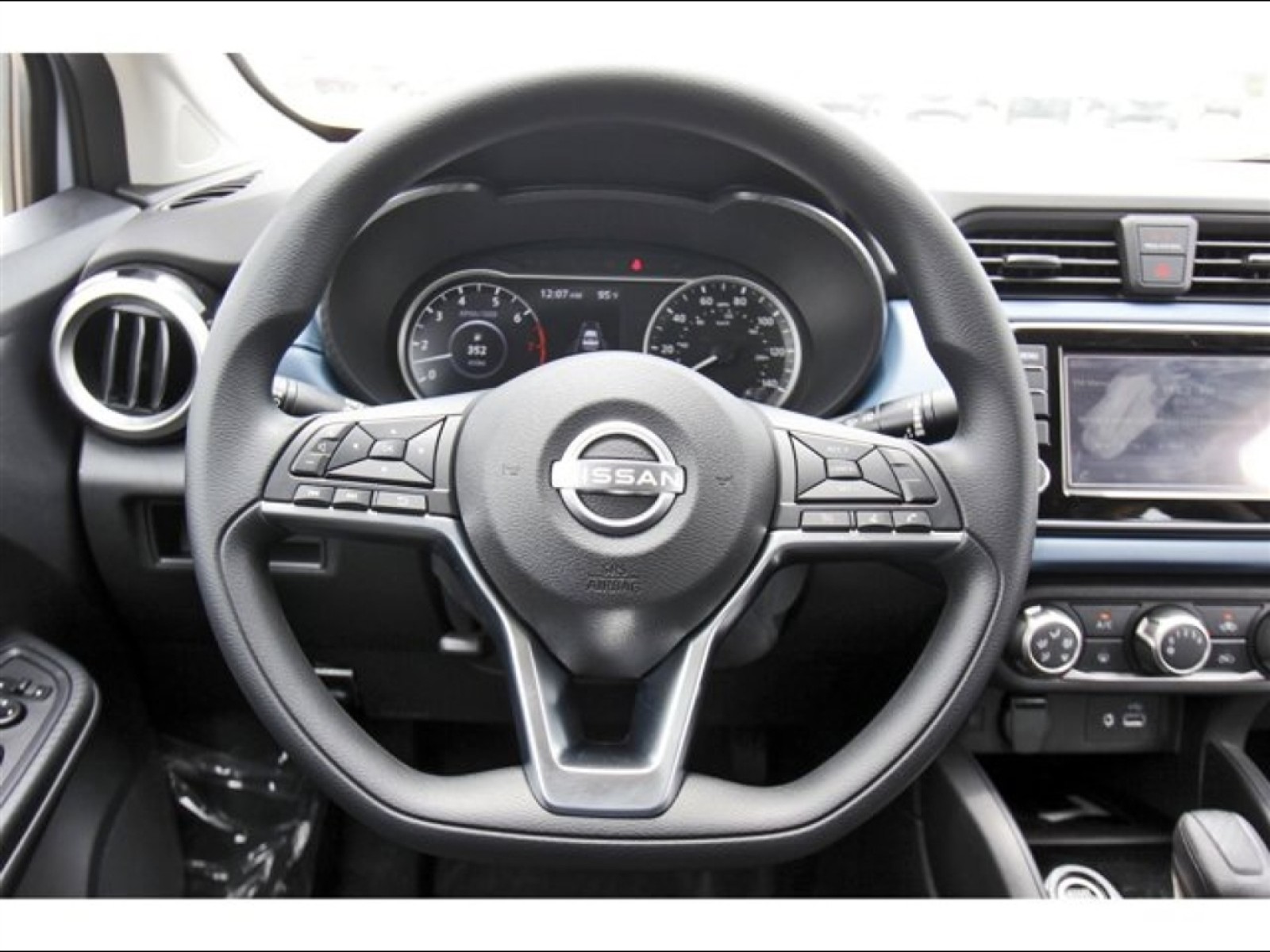 2025 Nissan Versa SV - 9