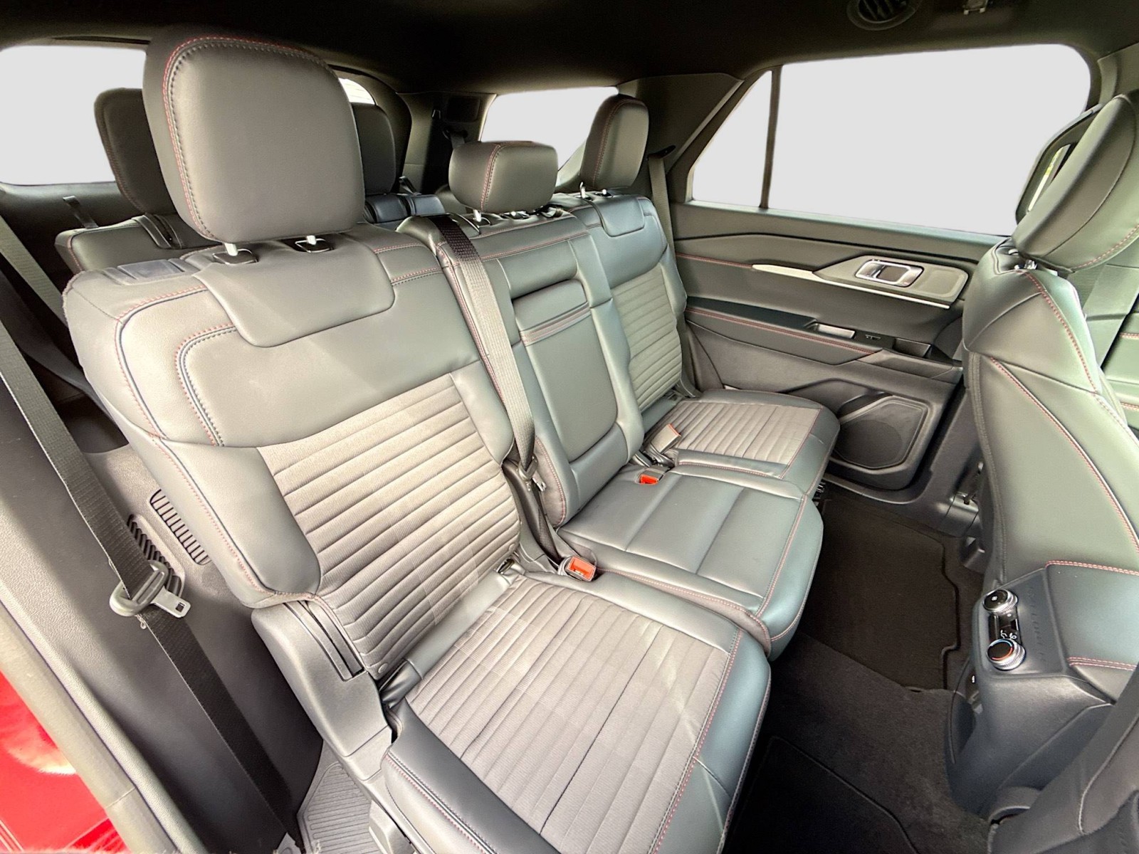 2025 Ford Explorer ST-Line photo 28