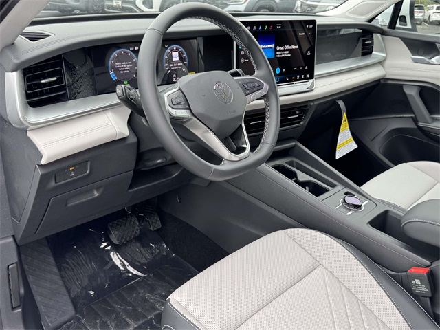 2025 Volkswagen Tiguan SE photo 2