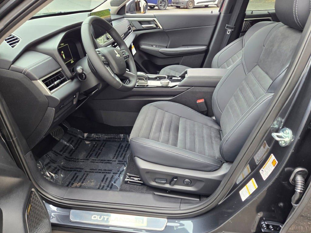2025 Mitsubishi Outlander SE photo 17