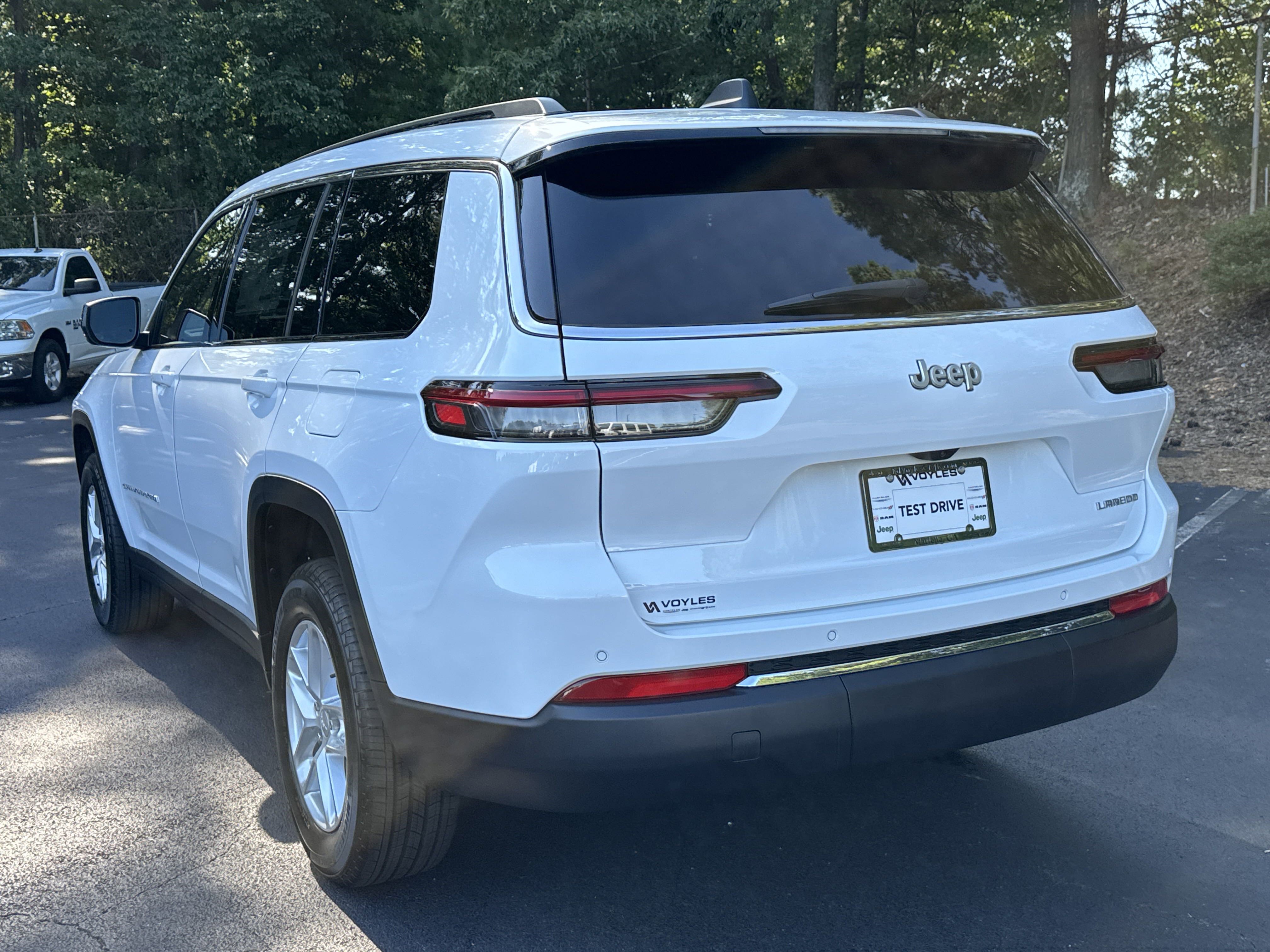 2025 Jeep Grand Cherokee Laredo photo 4