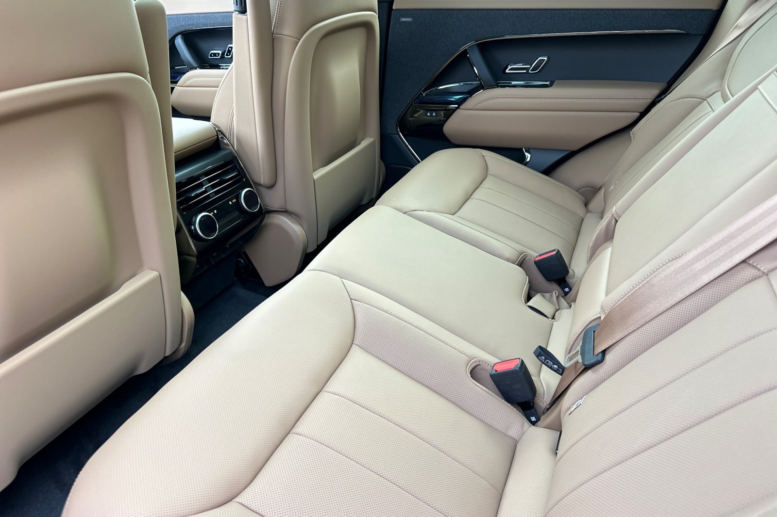 2025 Land Rover Range Rover Sport SE photo 12