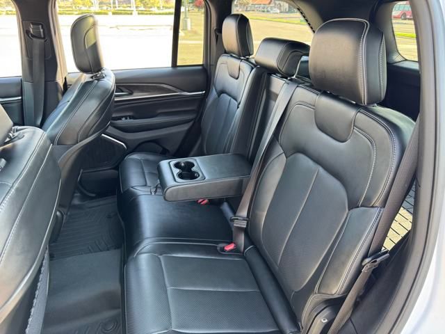 2023 Jeep Grand Cherokee Overland photo 18