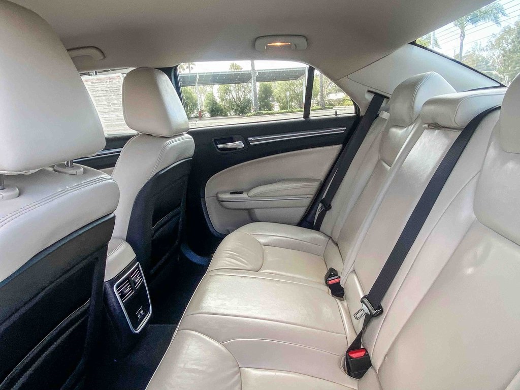 2021 Chrysler 300 Touring photo 15