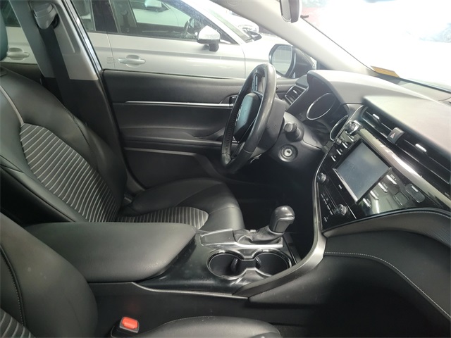 2020 Toyota Camry SE photo 3