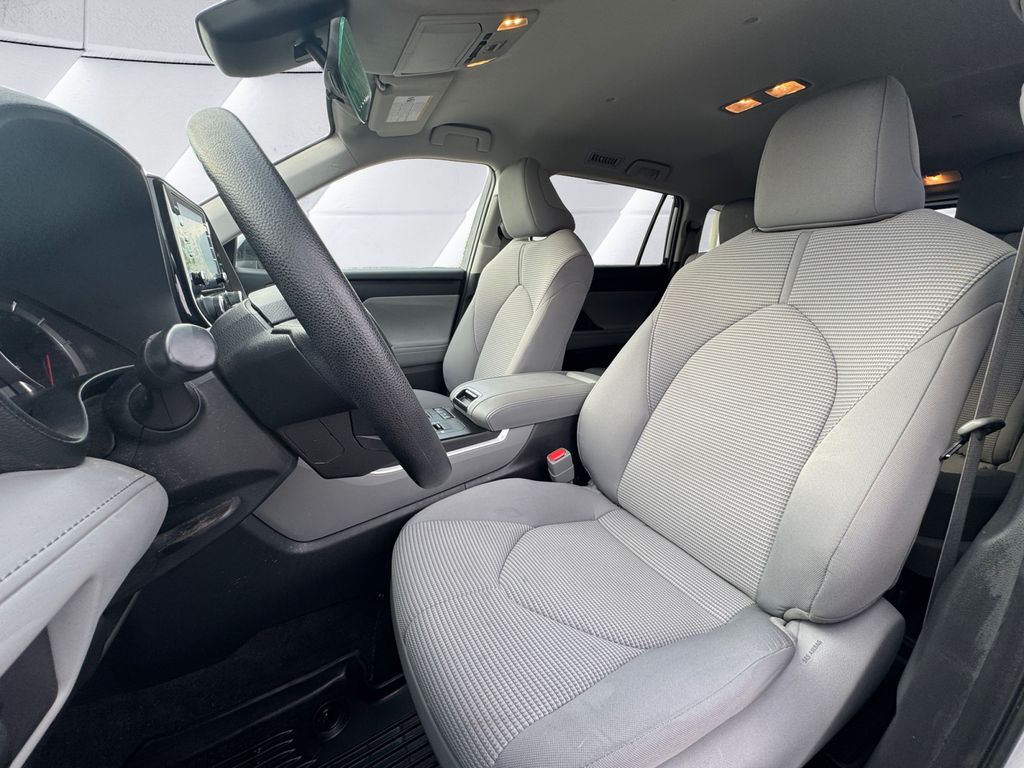 2022 Toyota Highlander L photo 8