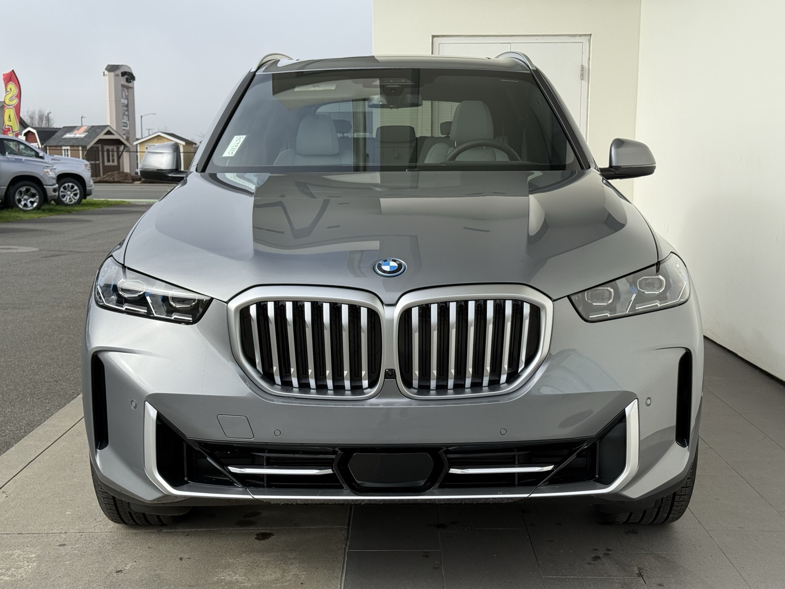 New 2025 Skyscraper Grey Metallic BMW xDrive50e image 2