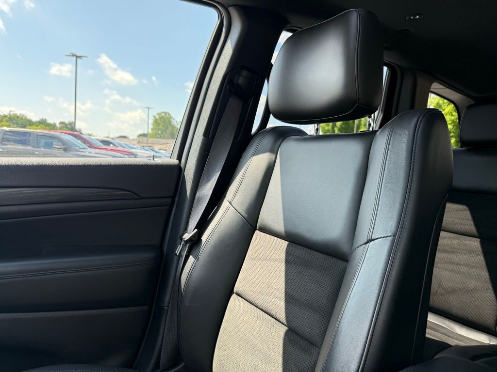 Used 2022 Red Jeep Laredo X image 25