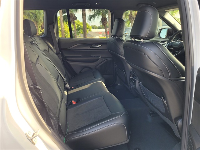 2025 Jeep Grand Cherokee Altitude photo 15