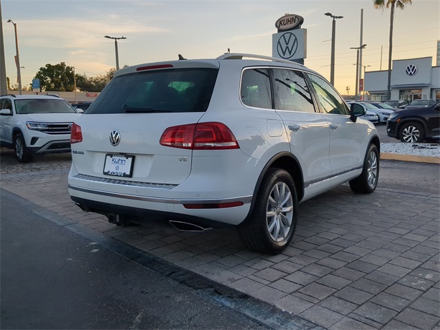2016 Volkswagen Touareg FSI Sport Lux Executive photo 3