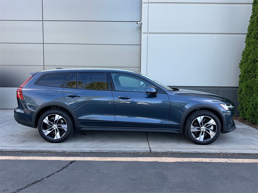 2024 Volvo V60 Cross Country B5 Plus photo 6