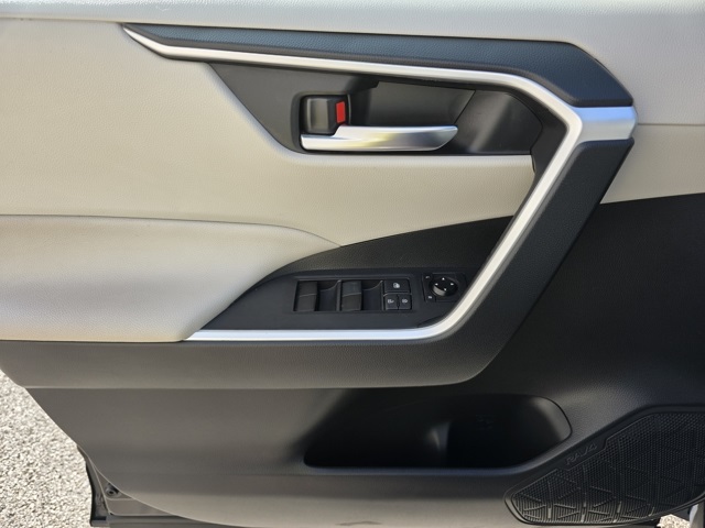 2019 Toyota RAV4 XLE photo 9