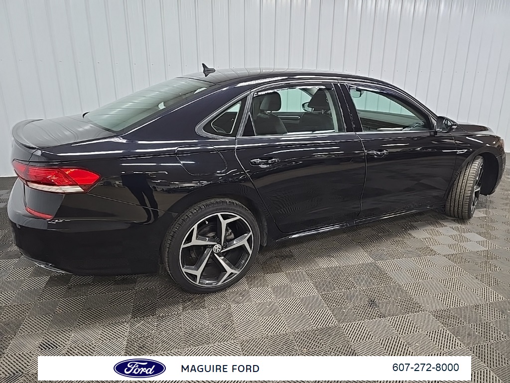 2020 Volkswagen Passat 2.0T R-Line photo 2