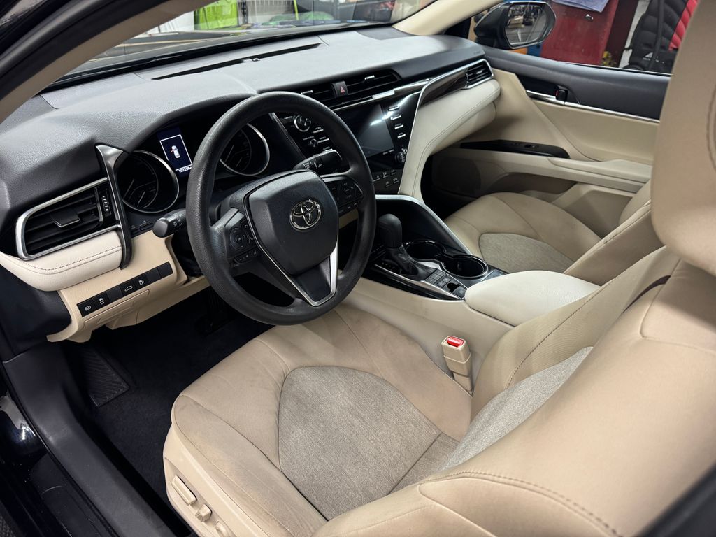 2018 Toyota Camry Hybrid LE photo 10