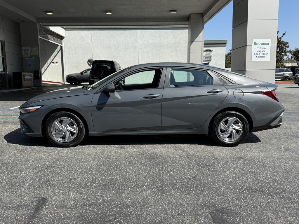 2025 Hyundai Elantra SE photo 7
