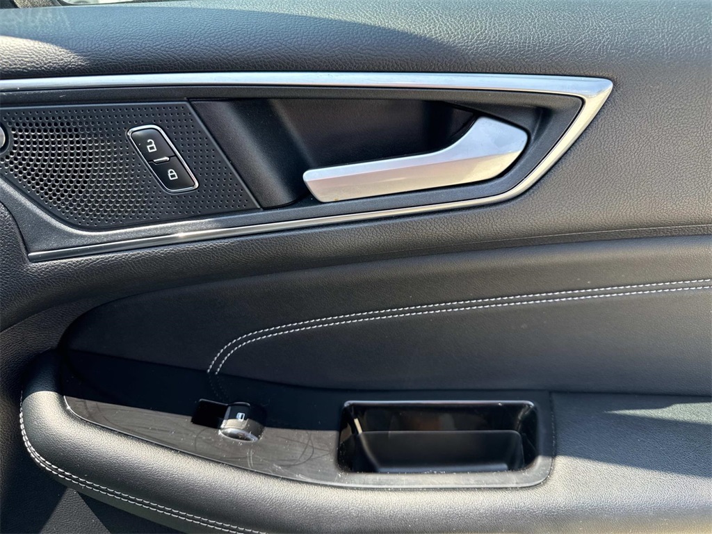 2020 Ford Edge Titanium photo 12