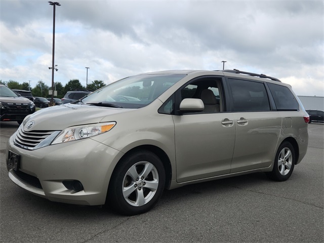 2015 Toyota Sienna LE photo 7