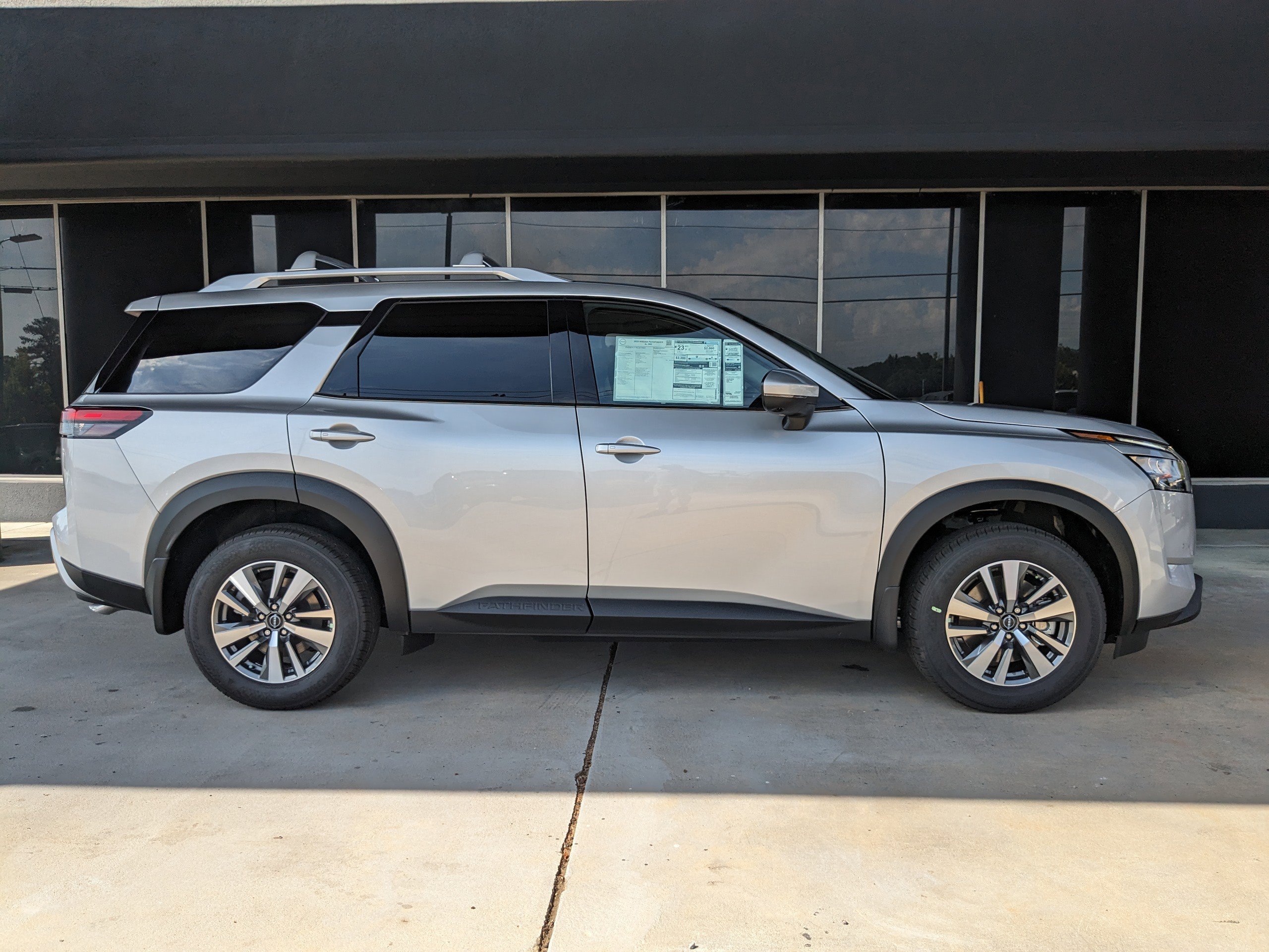 2025 Nissan Pathfinder SL photo 2