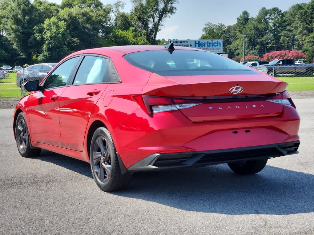 2023 Hyundai Elantra SEL photo 3