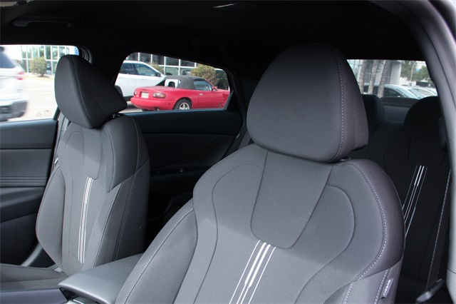2025 Hyundai Elantra SEL Sport photo 9