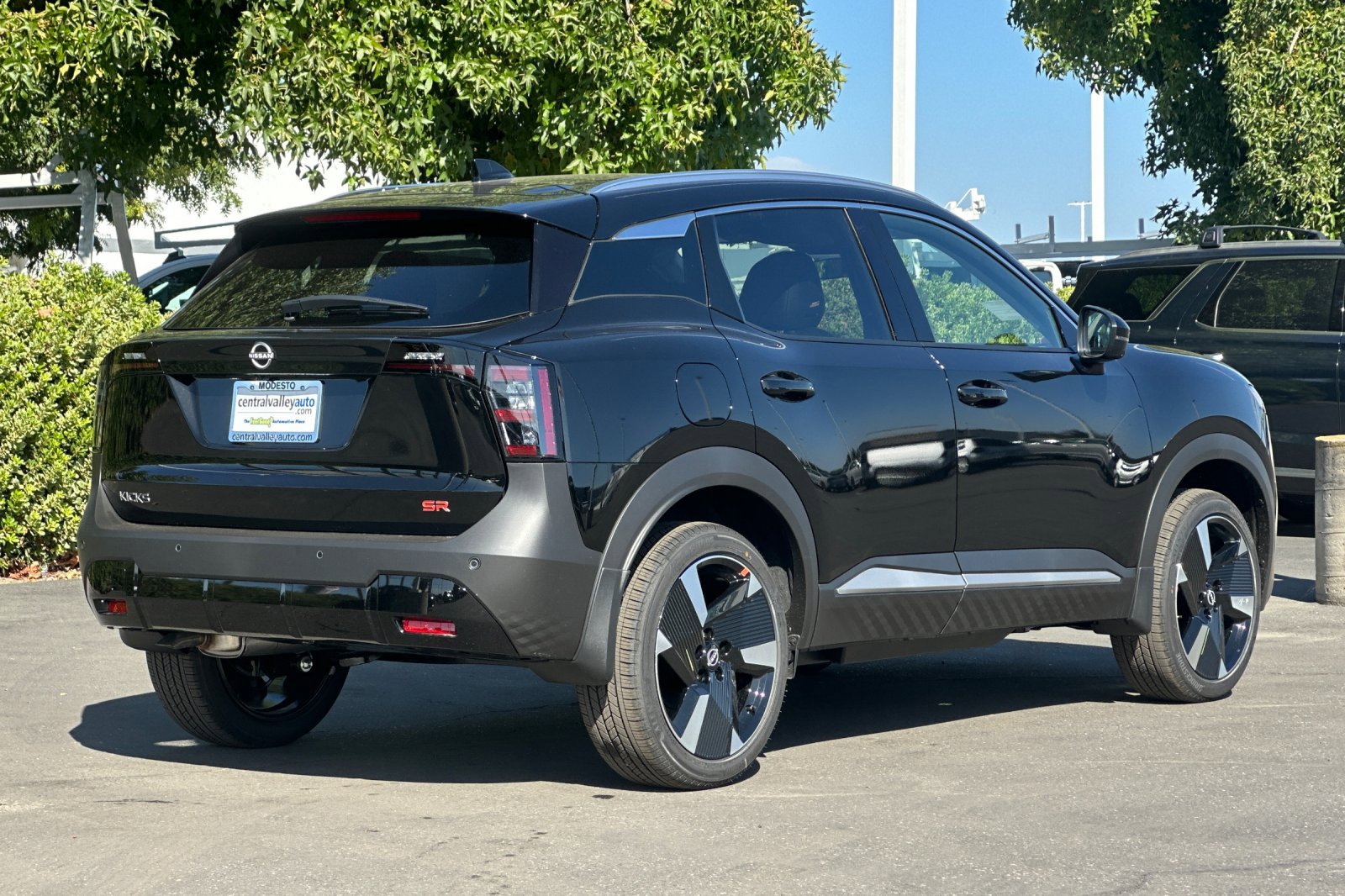 2026 Nissan Kicks SR photo 2