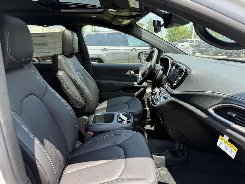 2025 Chrysler Pacifica photo 13