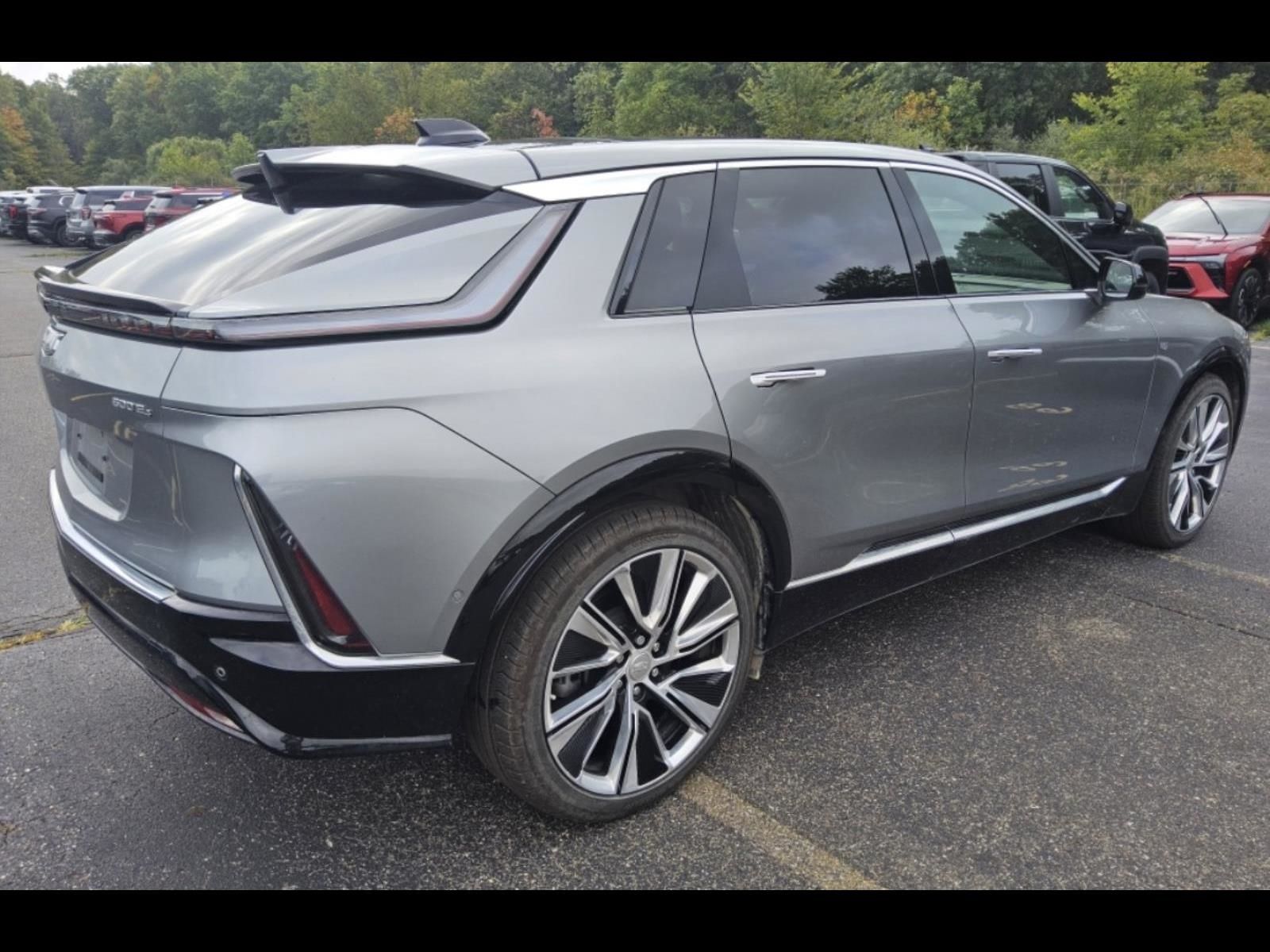 2024 Cadillac Lyriq Luxury photo 2