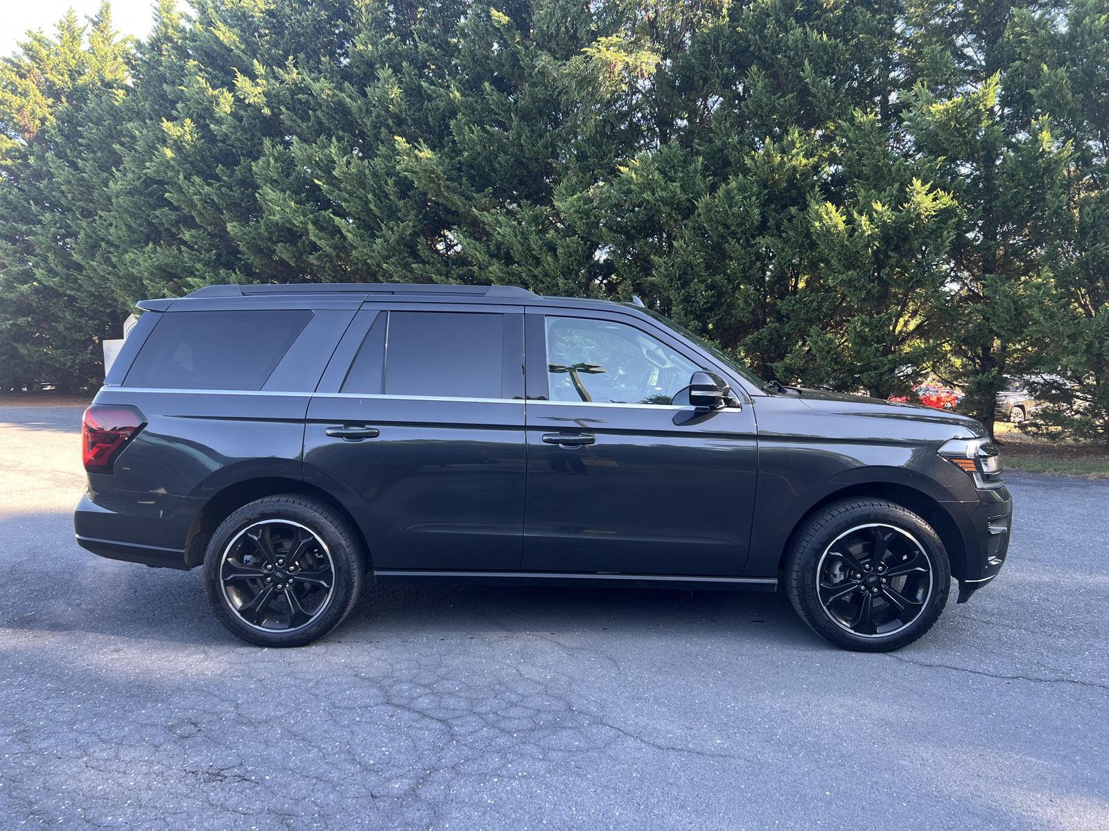 2022 Ford Expedition Limited photo 2
