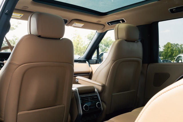 2023 Land Rover Range Rover SE photo 18