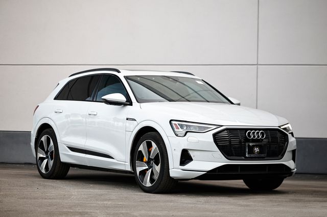 2022 Audi e-tron Premium Plus's photo