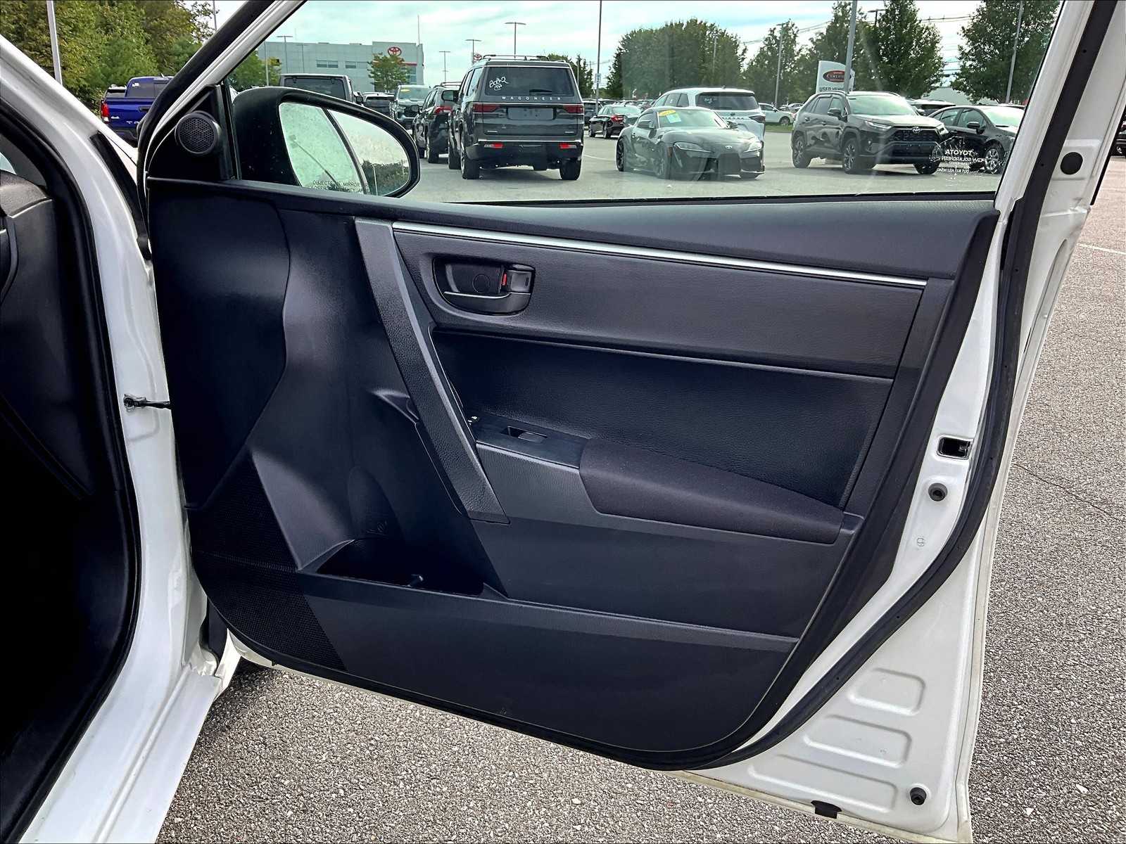 2016 Toyota Corolla L photo 12