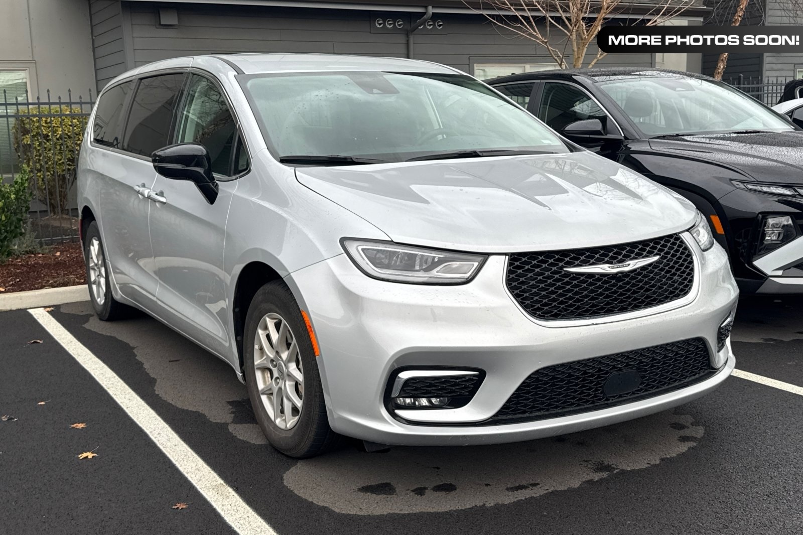 2024 Chrysler Pacifica Touring L's photo