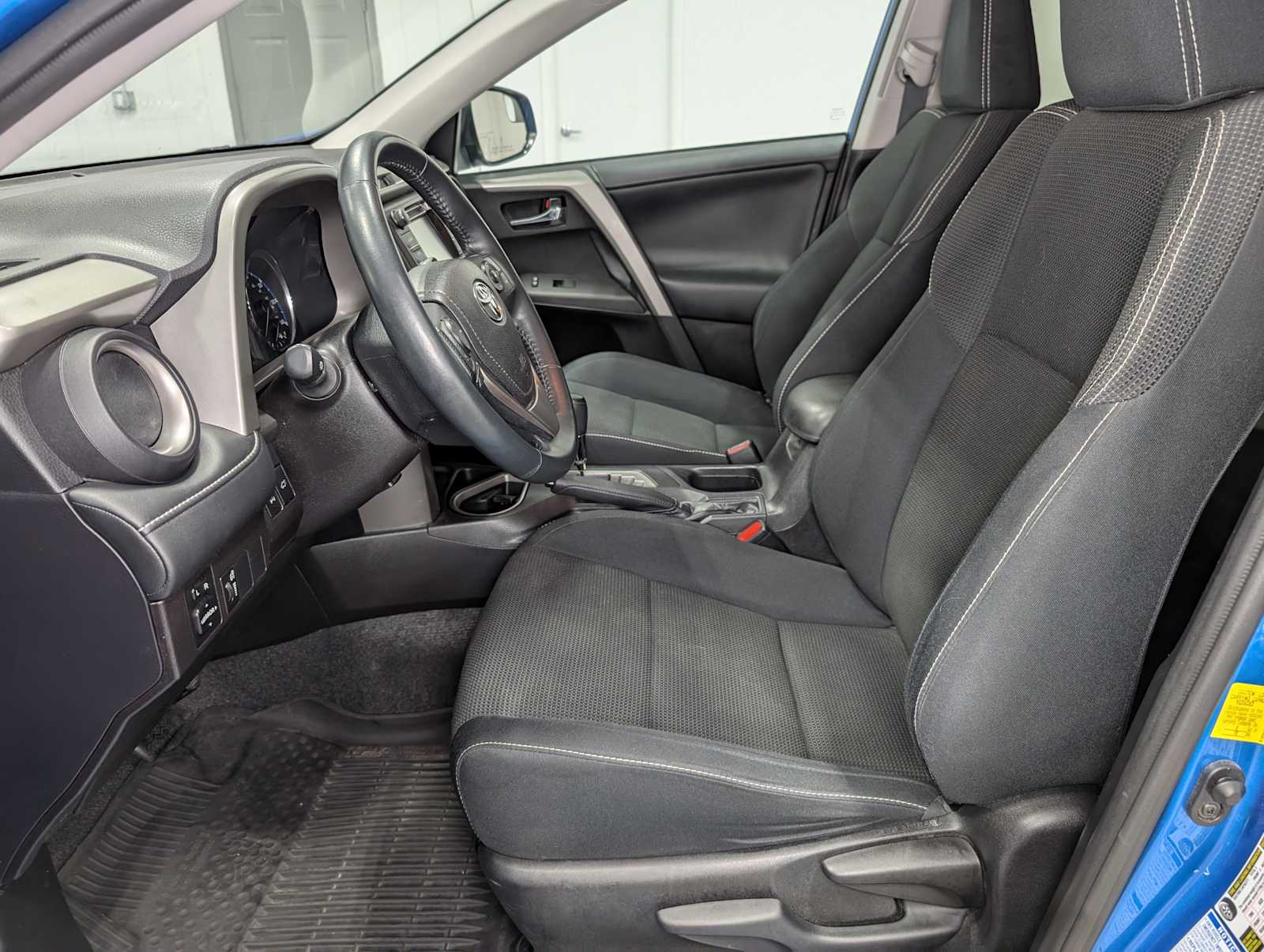 2016 Toyota RAV4 XLE photo 4