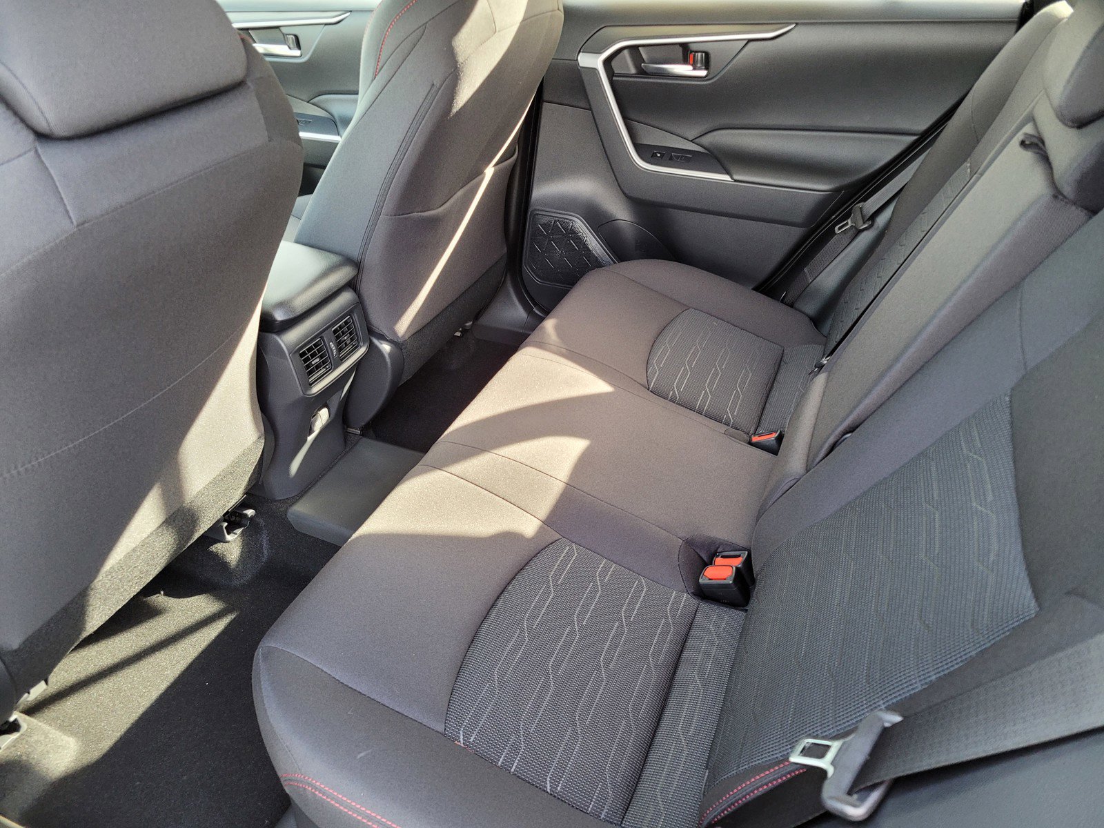 2025 Toyota RAV4 Hybrid SE photo 2