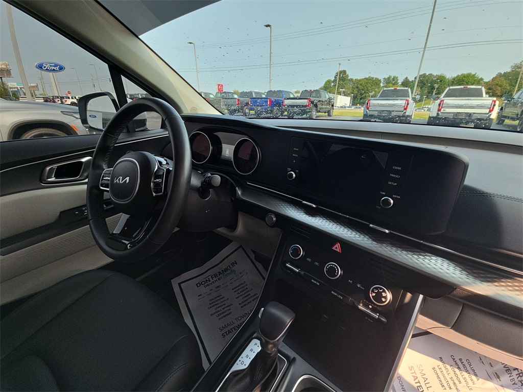 2024 Kia Carnival LX photo 10