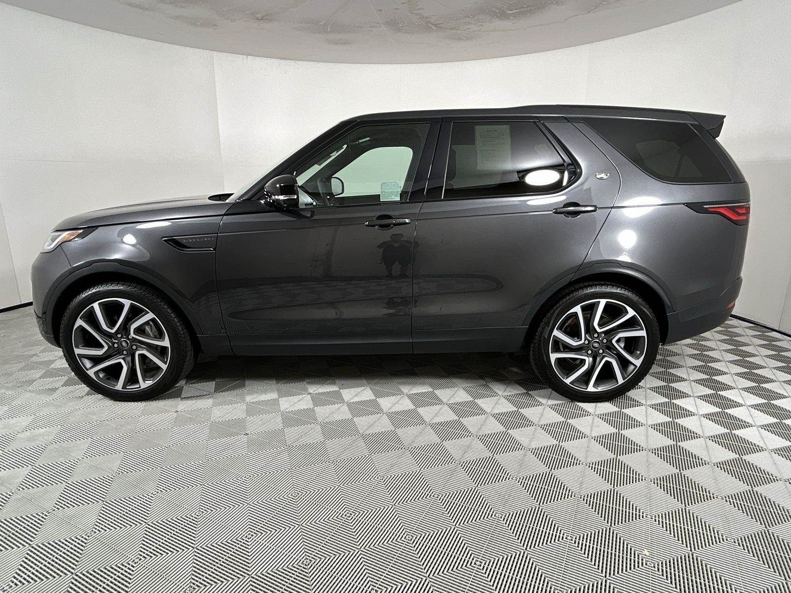 2025 Land Rover Discovery S photo 2