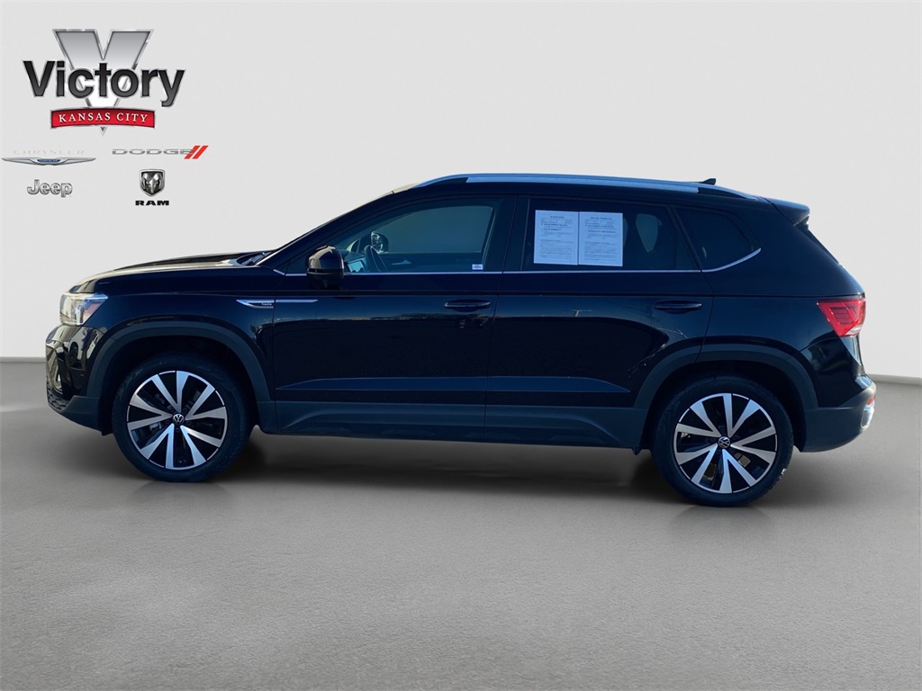 2024 Volkswagen Taos SE photo 3
