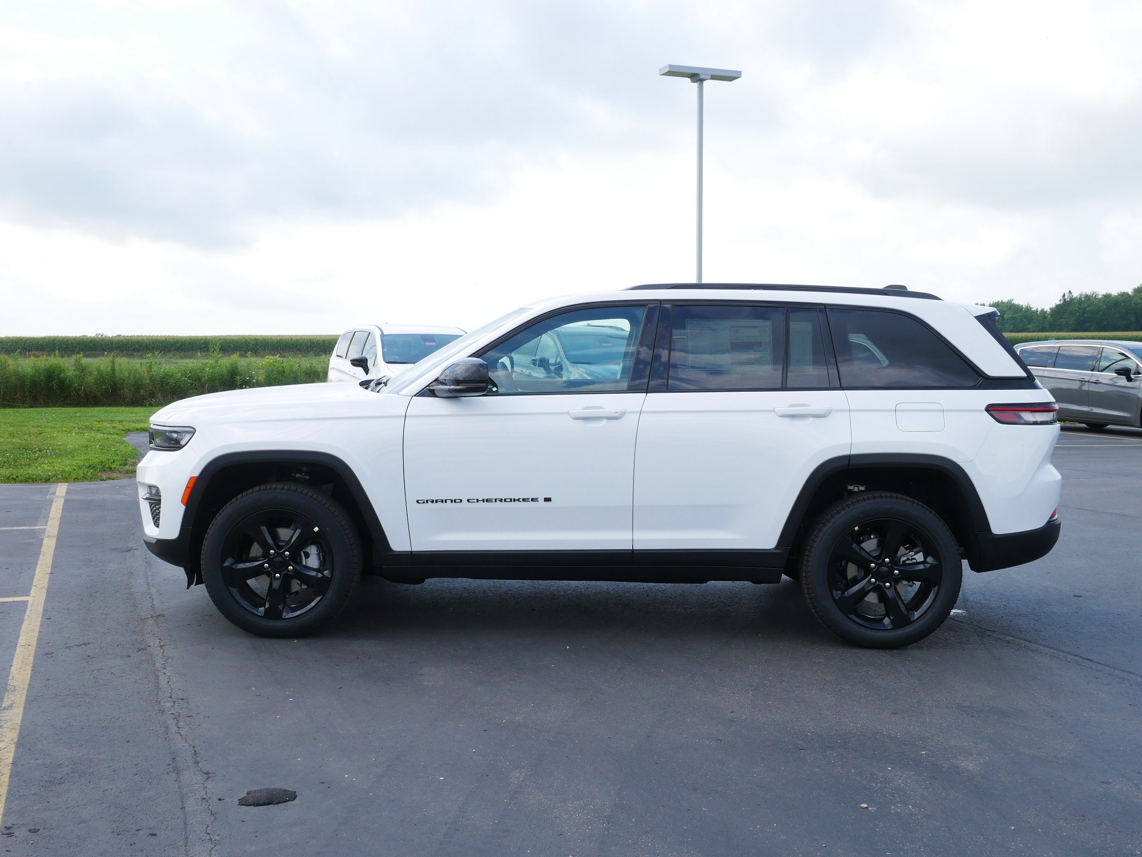 2025 Jeep Grand Cherokee Limited photo 2
