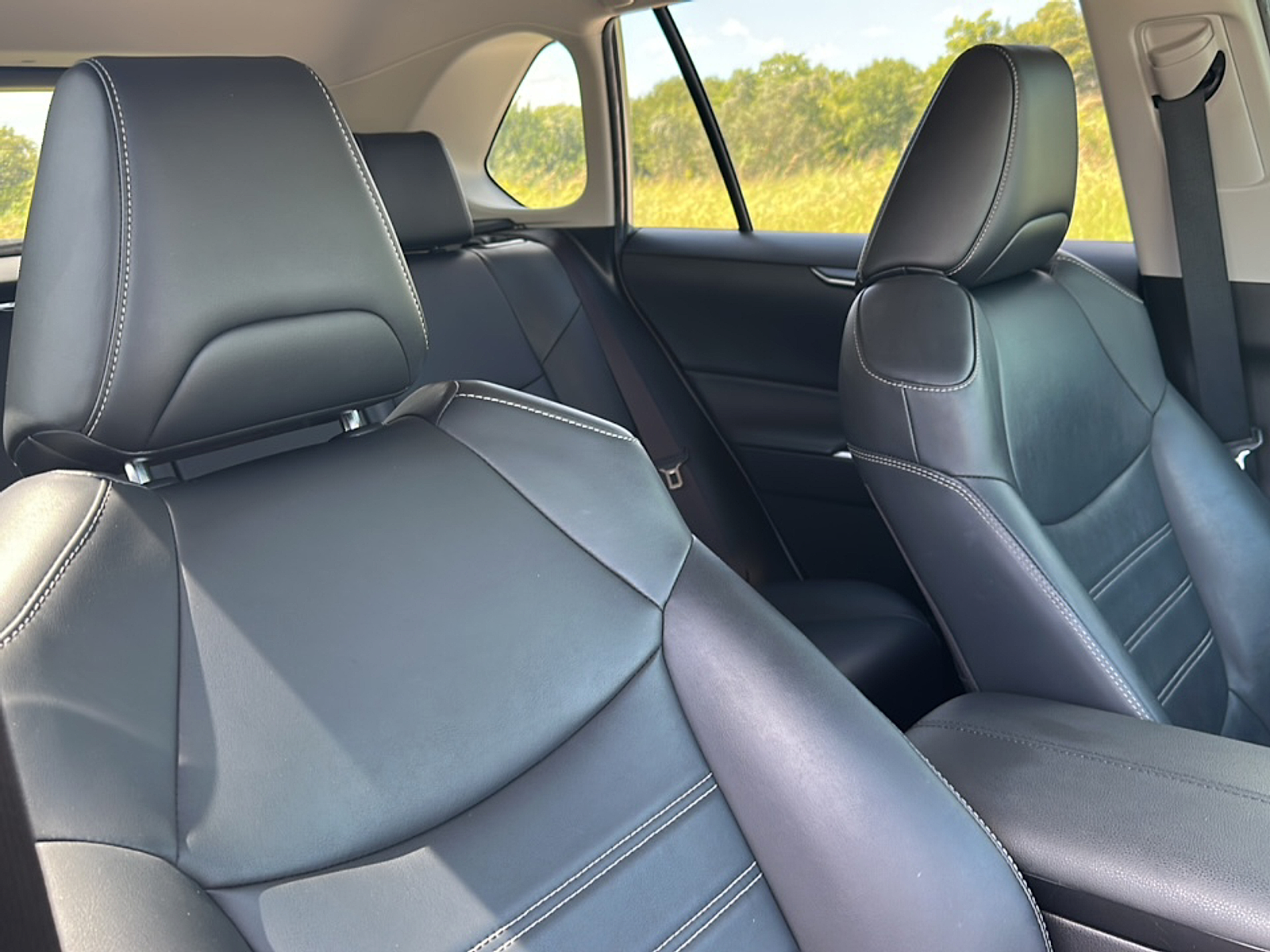 2020 Toyota RAV4 XLE Premium photo 10