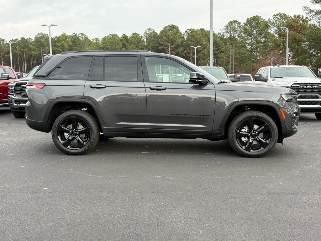 2025 Jeep Grand Cherokee Limited photo 2