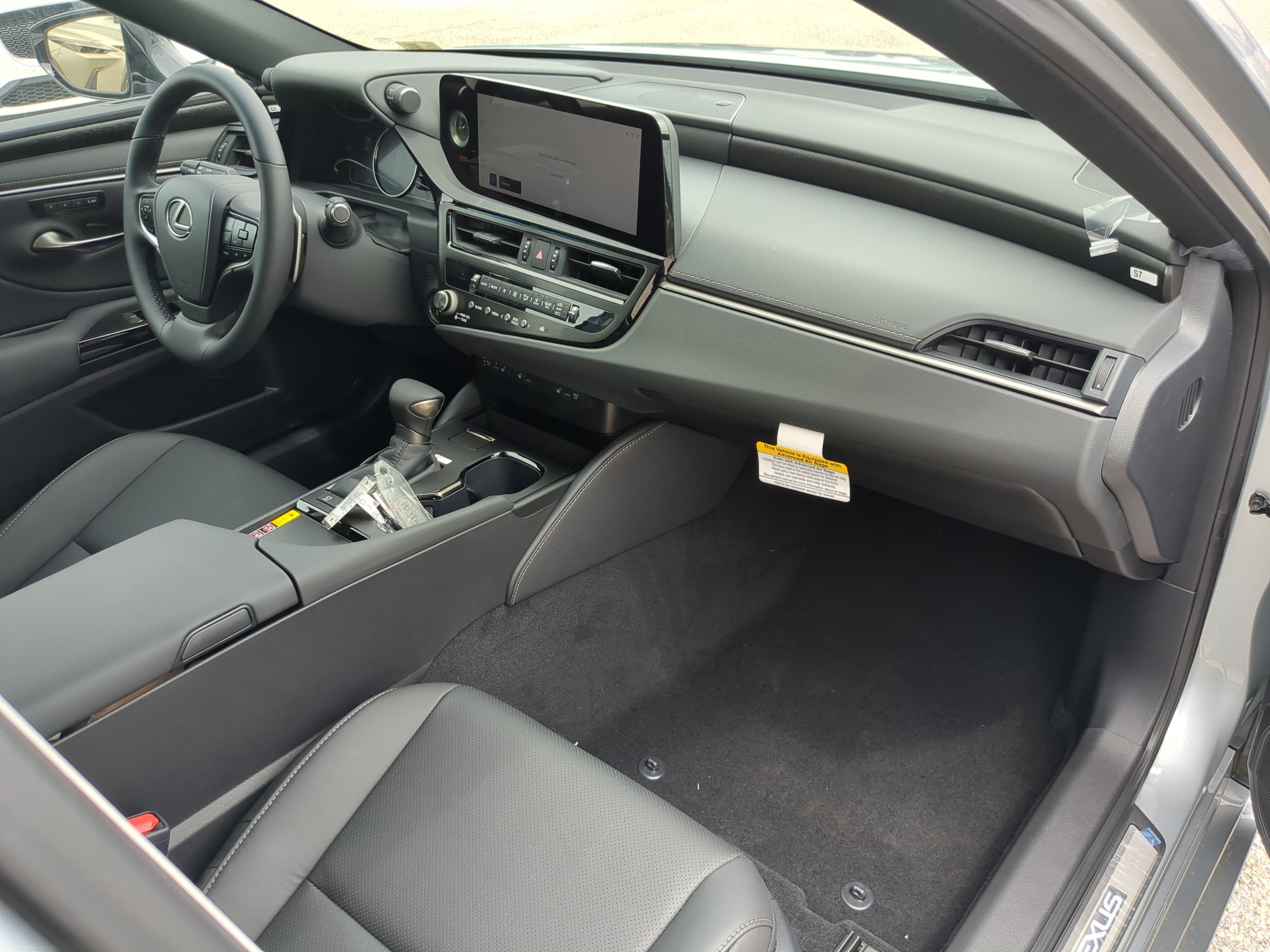 2025 Lexus ES 300h photo 11
