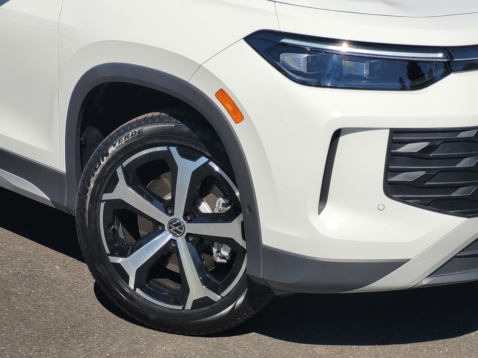 2025 Volkswagen Tiguan SE photo 3