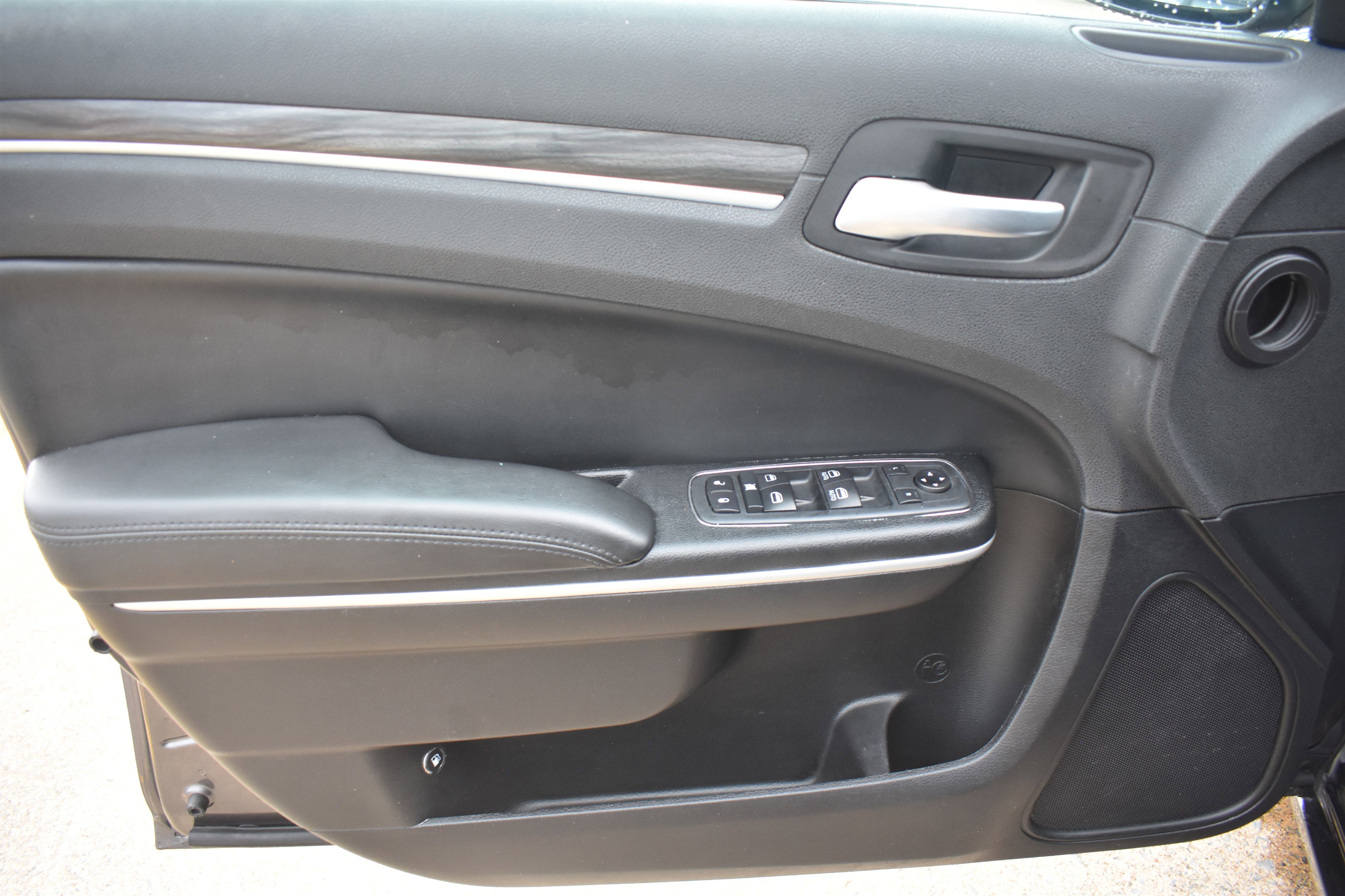 2020 Chrysler 300 Touring photo 2