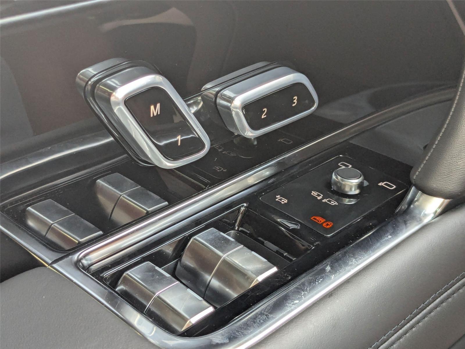 2025 Land Rover Range Rover SE photo 5