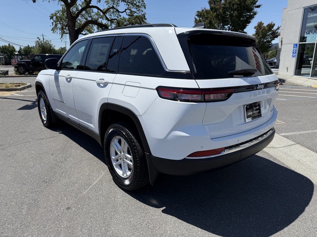 2025 Jeep Grand Cherokee Laredo photo 3