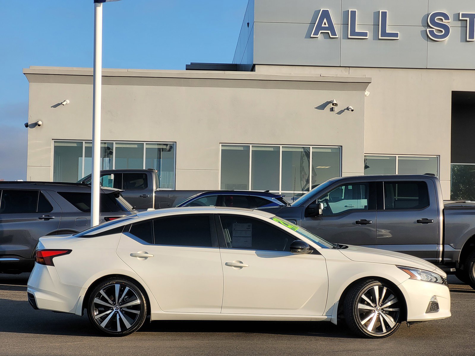2021 Nissan Altima SR photo 3