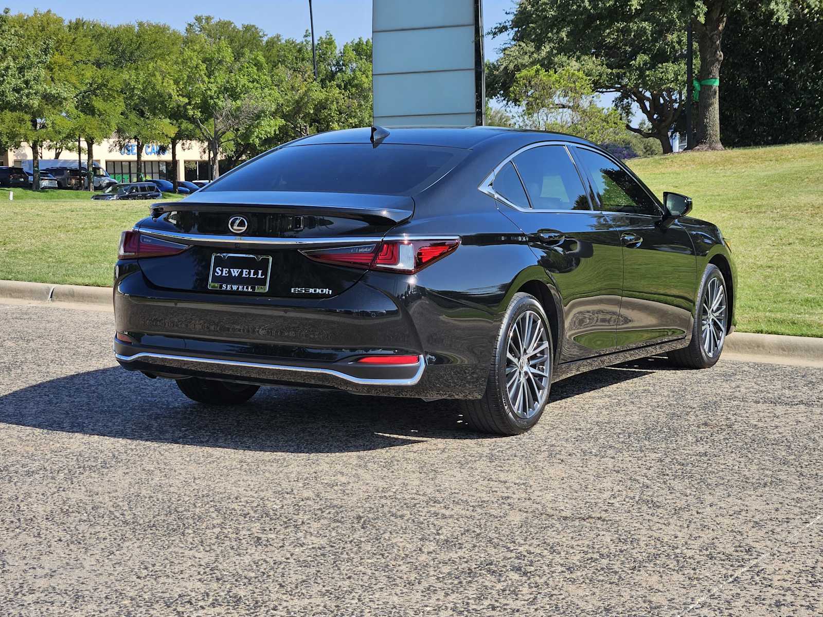 2023 Lexus ES 300h photo 4