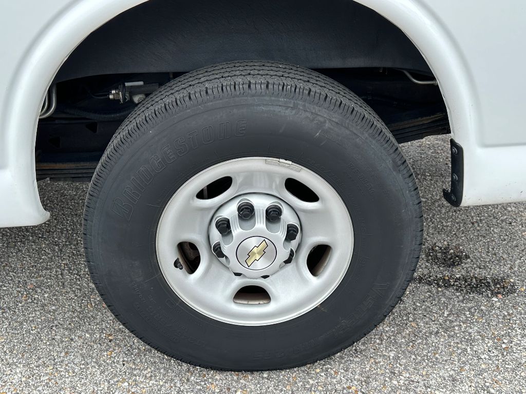 2023 Chevrolet Express Passenger 3500 photo 4