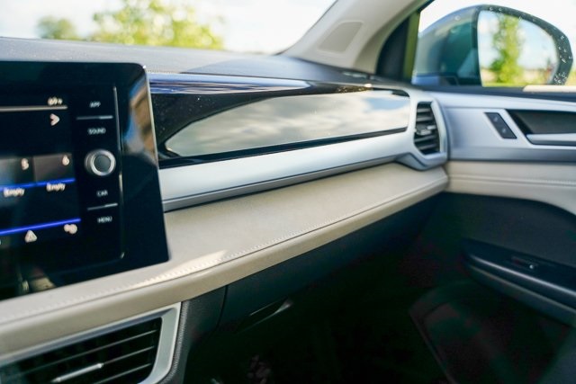 2025 Volkswagen Taos SE photo 13